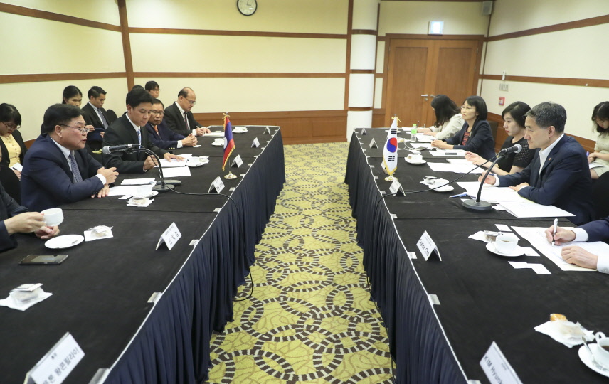 Discussion with Laotian Health Minister on Ways to Expand Bilateral Cooperation 사진4