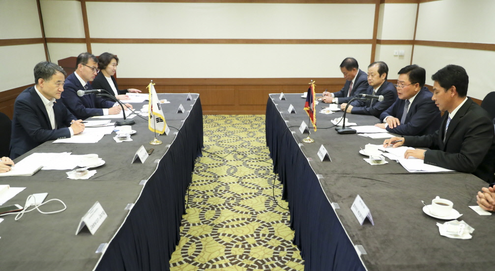 Discussion with Laotian Health Minister on Ways to Expand Bilateral Cooperation 사진6