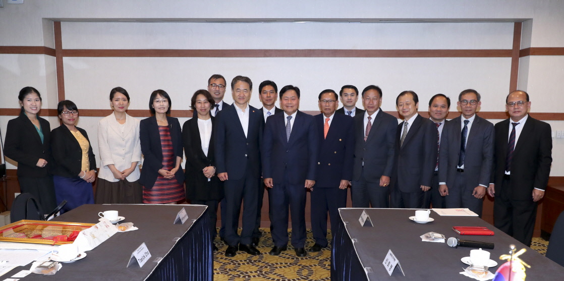 Discussion with Laotian Health Minister on Ways to Expand Bilateral Cooperation 사진8