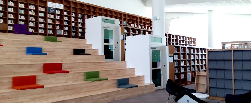 도서관열람실에 계단이 있는 사진