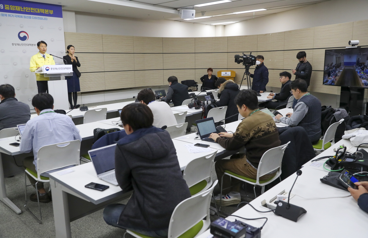코로나바이러스감염증-19 중앙재난안전대책본부 정례브리핑 사진12