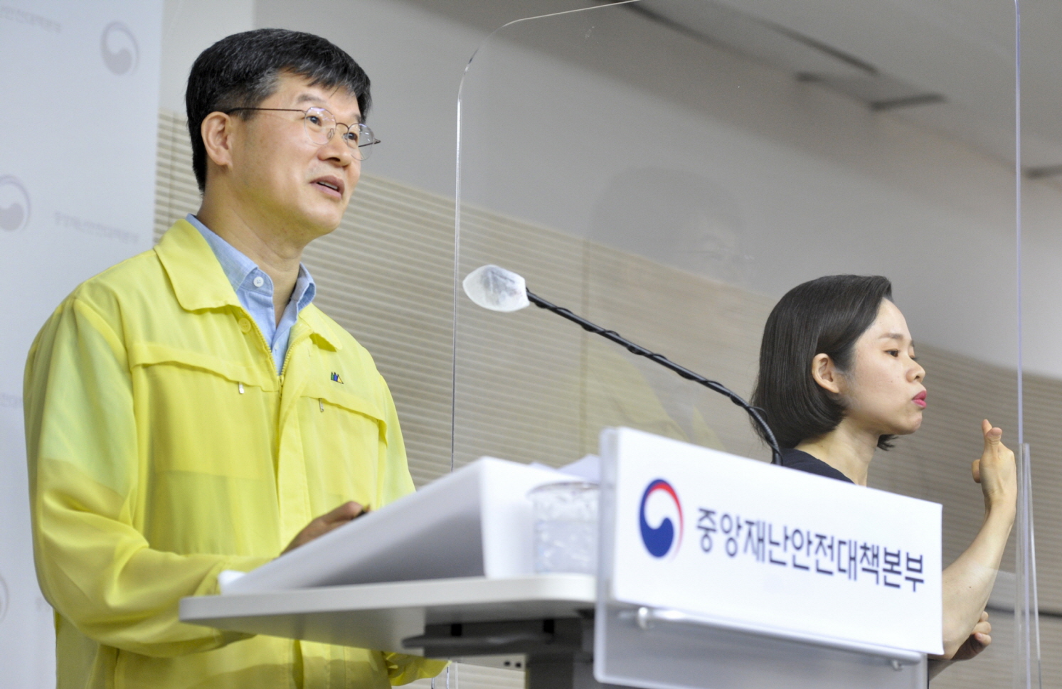 휴가철 기본방역수칙 준수와 거리두기 적극 동참 필요 < 현장앨범 < 장관소개 < 소개 : 힘이 되는 평생 친구, 보건복지부 휴가철 기본방역수칙... 