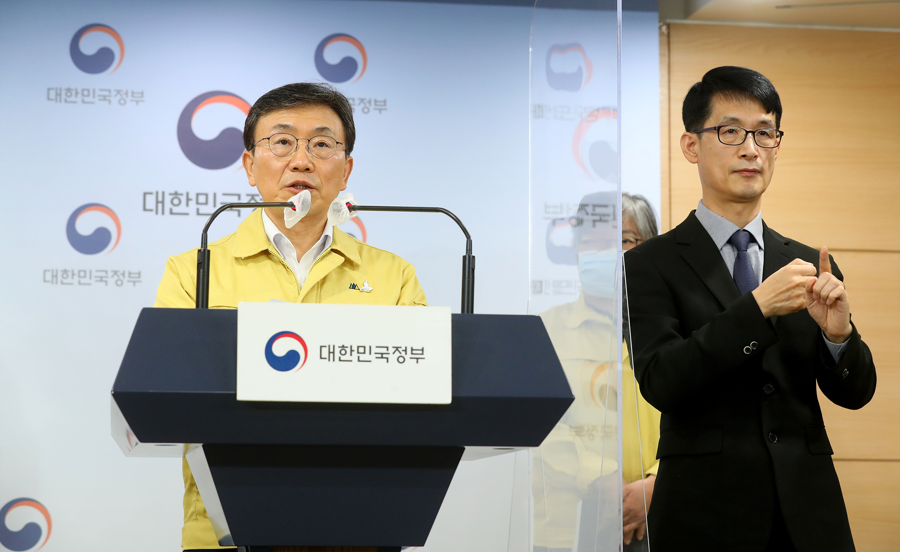 평생 친구, 보건복지부 코로나19 단계적 일상회복에 따른 의료 및 방역 후속 대응계획 < 현장앨범 < 제1차관소개 < 소개 : 보건복지부 대표홈페이지