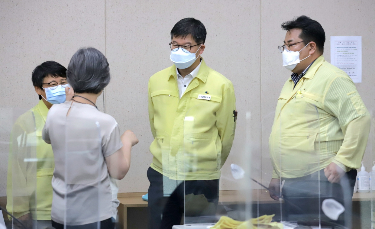 코로나19 재유행 대비 방역·의료 대응 추가대책 발표 < 현장앨범 < 장관소개 < 소개 : 힘이 되는 평생 친구, 보건복지부 코로나19 재유행 대비 방역... 