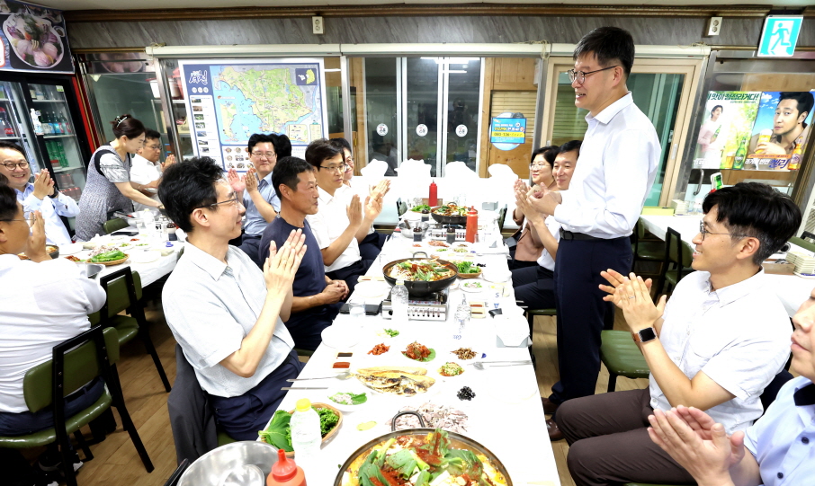 보건복지부 제1차관, 수산물 소비 촉진을 위해 충남 서천 수산물 특화시장 방문 < 포토뉴스 < 알림 : 힘이 되는 평생 친구, 보건복지부 보건복지부... 
