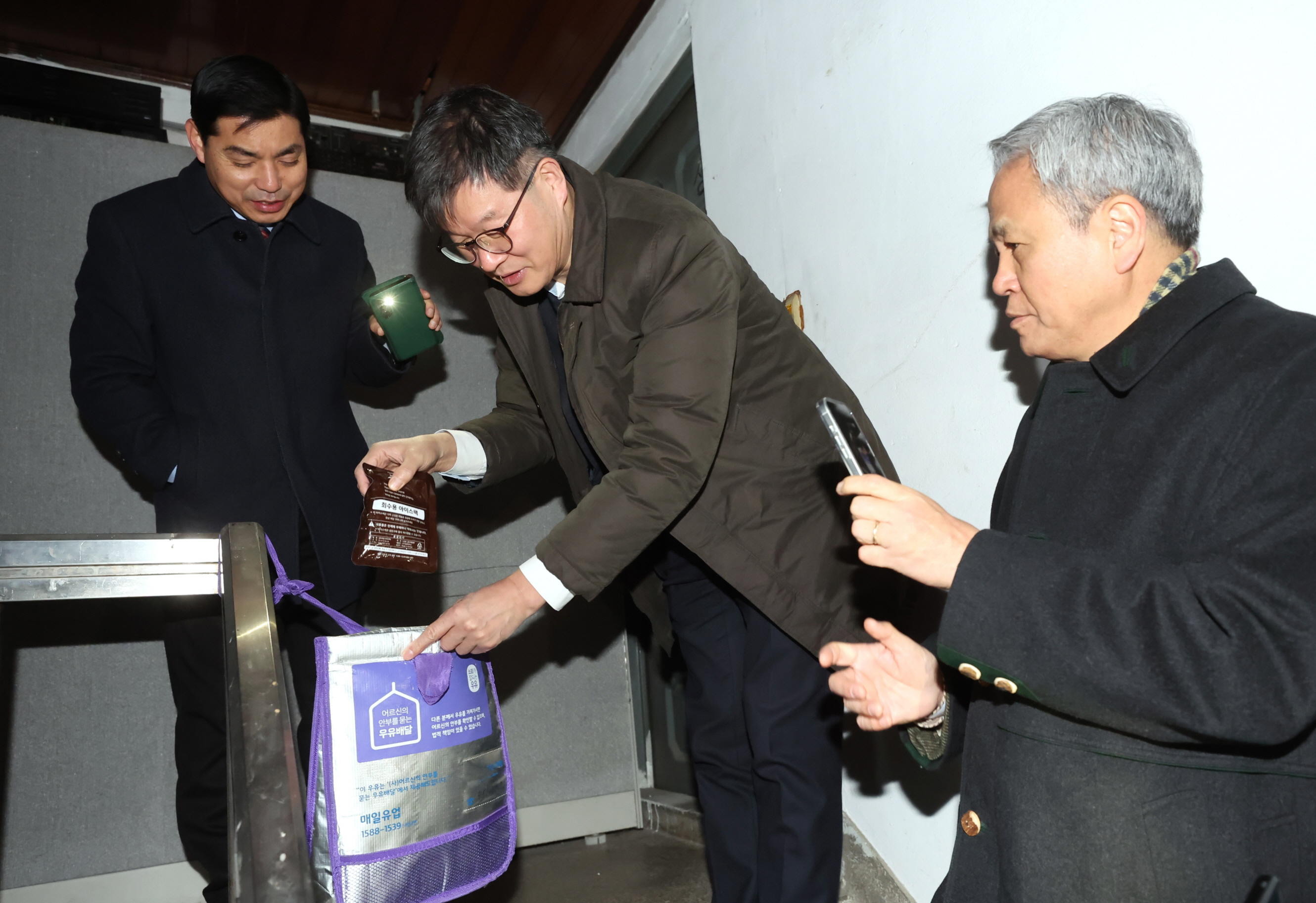 보건복지부 이기일 1차관, 서울 중구에서 독거 어르신에 우유 배달 사진1