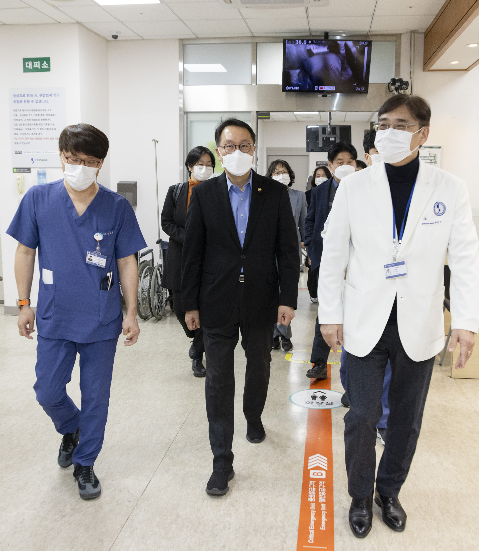 설 연휴 첫날, 권역응급의료센터 방문해 비상응급 대응 현장 확인 및 근무자 격려 사진17