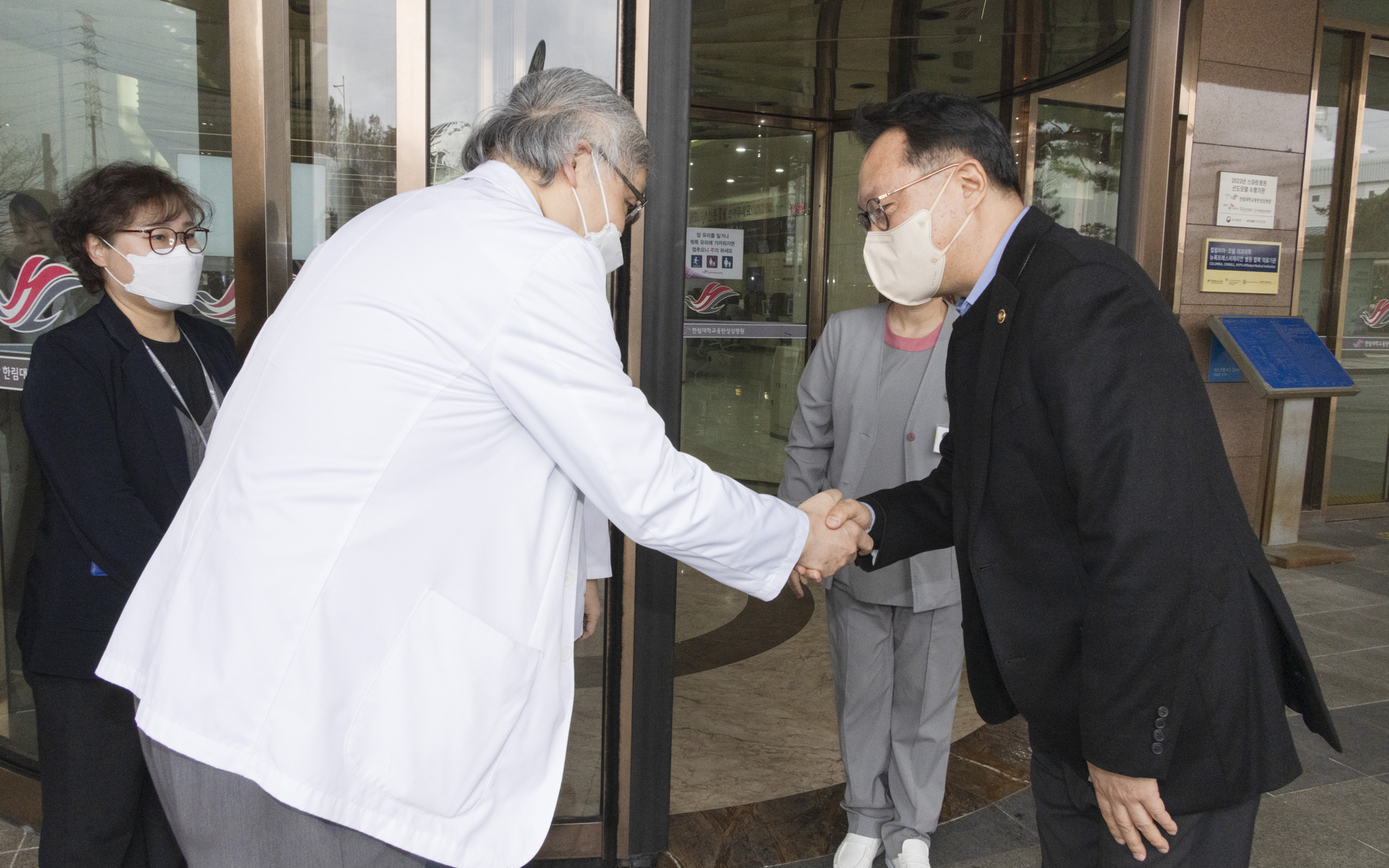 임시공휴일에 비상응급 대응 현장 방문해 거점지역응급의료센터 근무자 격려 사진2