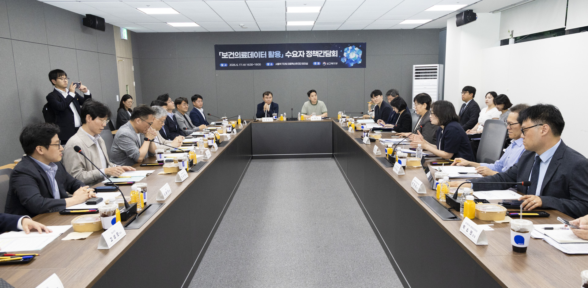 Minister Jeong Eun Kyeong Holds Policy Roundtable with Medical AI and Digital Health Companies 사진1