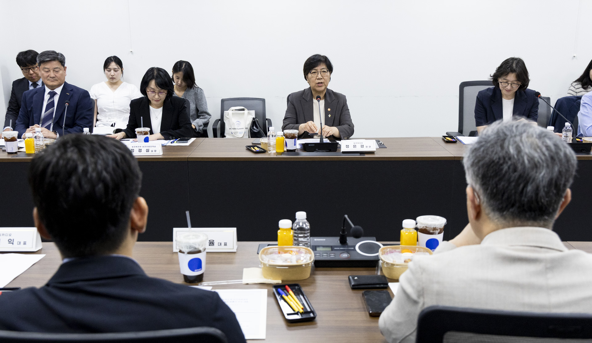 Minister Jeong Eun Kyeong Holds Policy Roundtable with Medical AI and Digital Health Companies 사진2