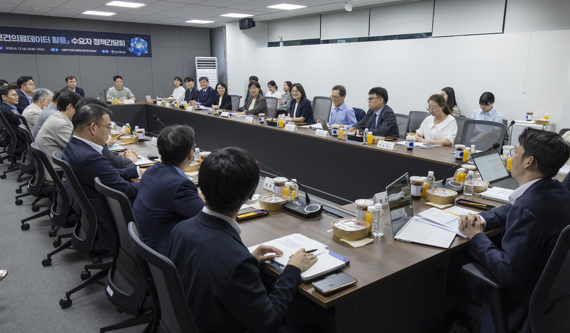 Minister Jeong Eun Kyeong Holds Policy Roundtable with Medical AI and Digital Health Companies 사진5