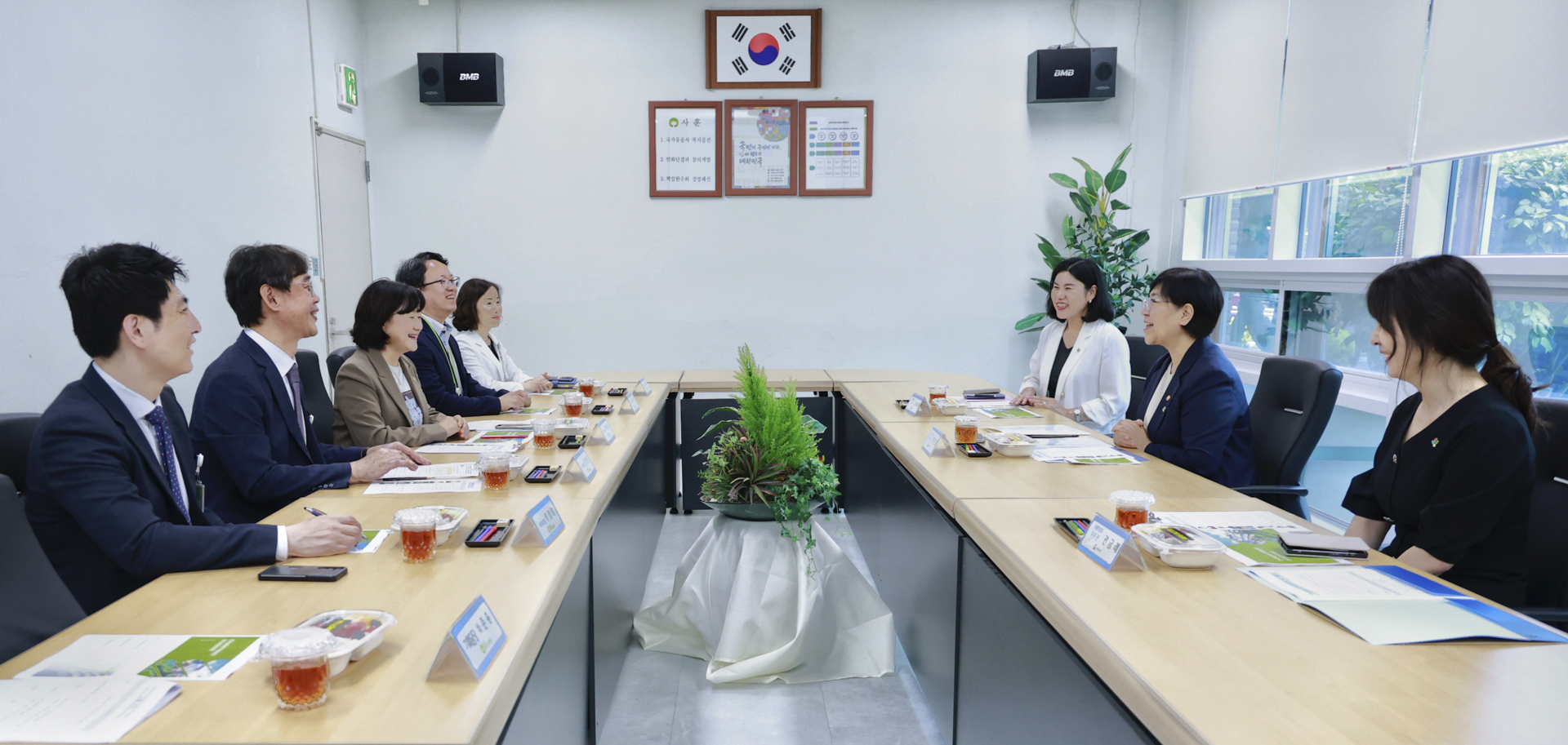 Minister Jeong Eun Kyeong Visits Gwangju Veterans Care Center 사진1