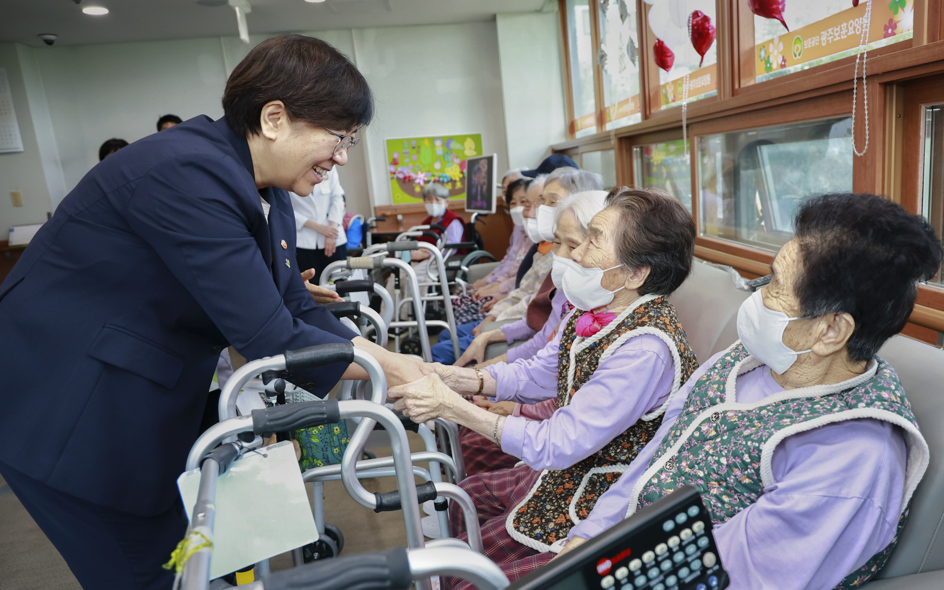 Minister Jeong Eun Kyeong Visits Gwangju Veterans Care Center 사진3