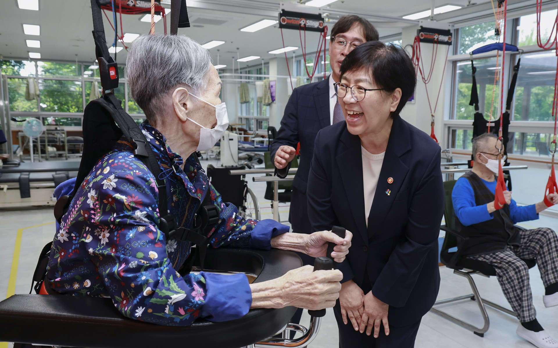 Minister Jeong Eun Kyeong Visits Gwangju Veterans Care Center 사진4