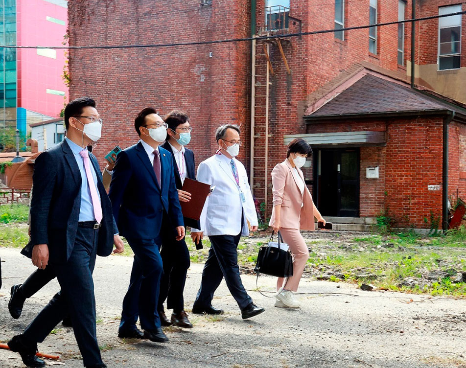 Minister Cho Visits National Medical Center