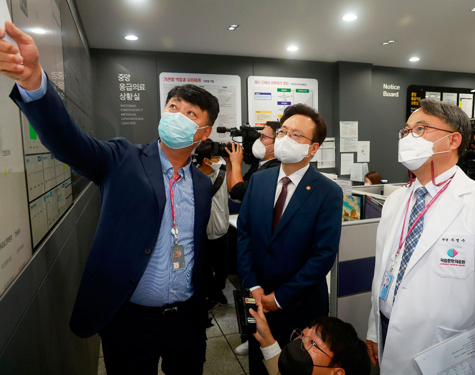 Minister Cho Visits National Medical Center
